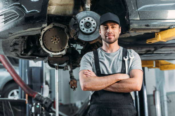 Tecnico in officina durante un tagliando auto