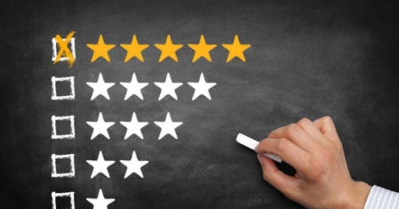 Piattaforme recensioni con stelle e badge verificato