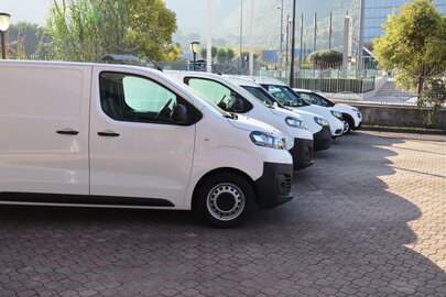 Selezione di auto usate in esposizione