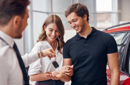 Clienti soddisfatti in concessionaria